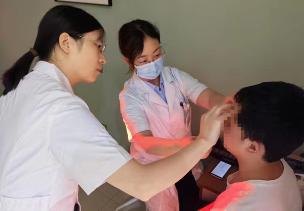 陳春梅為患者檢查眼部情況。重慶南坪愛爾眼科醫(yī)院供圖