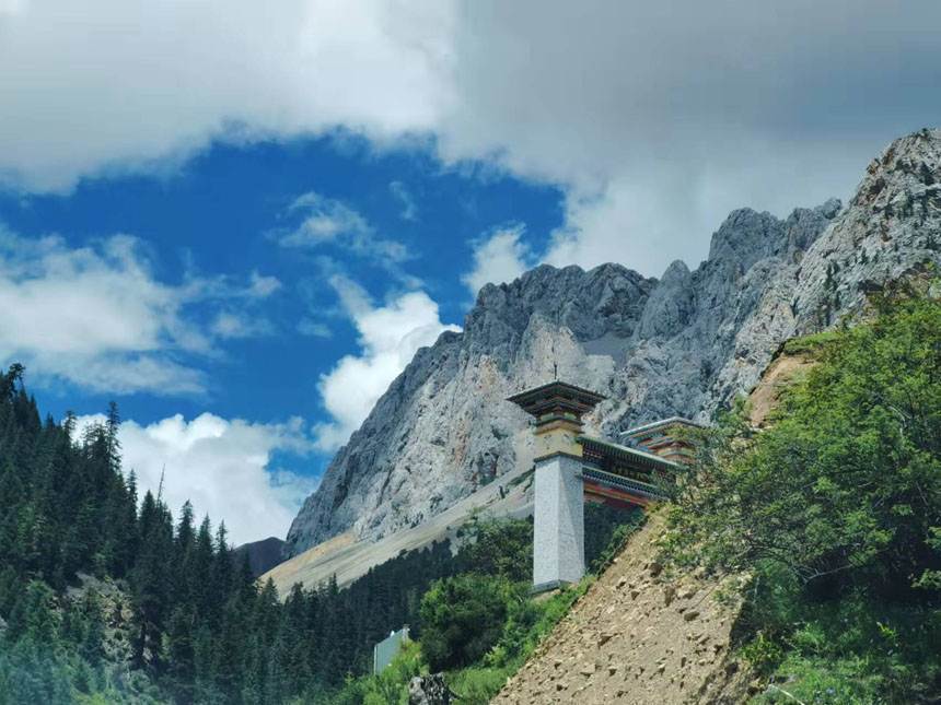 珠古拉山山巔處的冰蝕地貌。姜峰攝