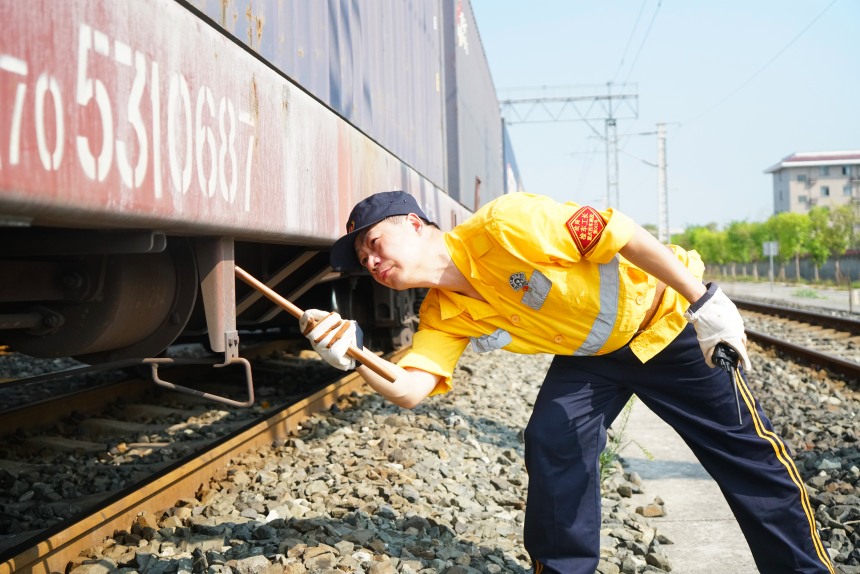 伍洪章檢查列車情況。劉彪攝