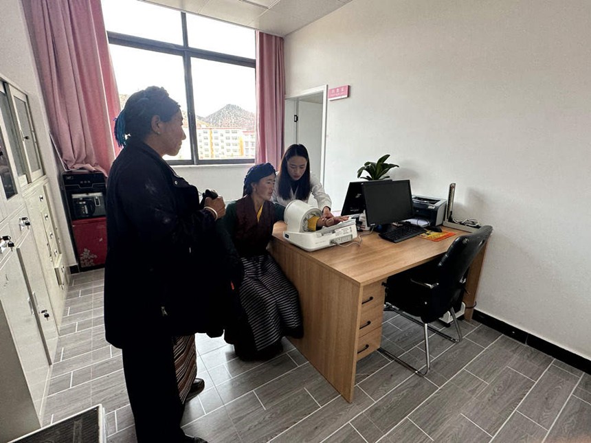 藏族同胞在芒康縣人民醫(yī)院就醫(yī)。劉政寧攝