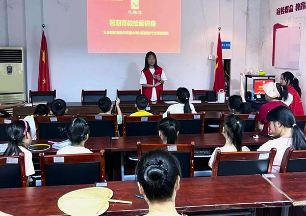 團(tuán)隊(duì)成員給小朋友們講解繪畫技巧。重慶電力高等專科學(xué)校供圖