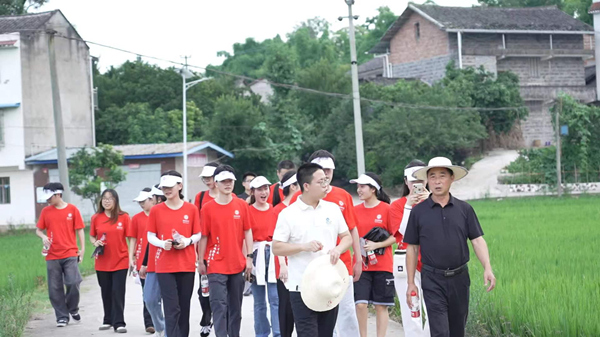 西南政法大學(xué)“三下鄉(xiāng)”社會實踐活動隊伍。路丞武攝