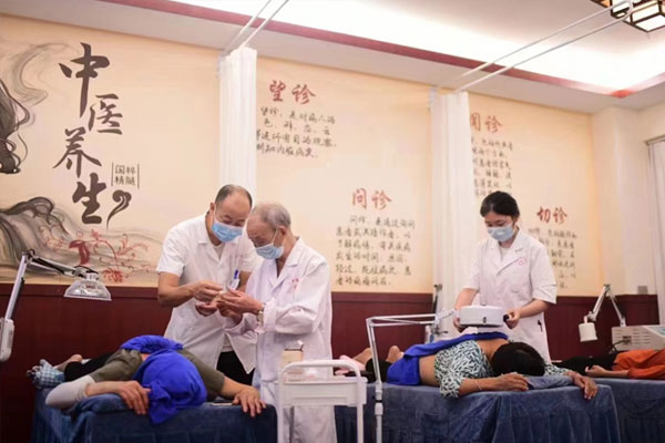 曾維彬（左一）為患者提供針灸理療服務(wù)。璧山區(qū)福祿鎮(zhèn)衛(wèi)生院供圖