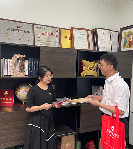 重慶農(nóng)商行綦江支行客戶經(jīng)理李約翰走訪重慶金蘭鋁制品有限公司。重慶農(nóng)商行供圖