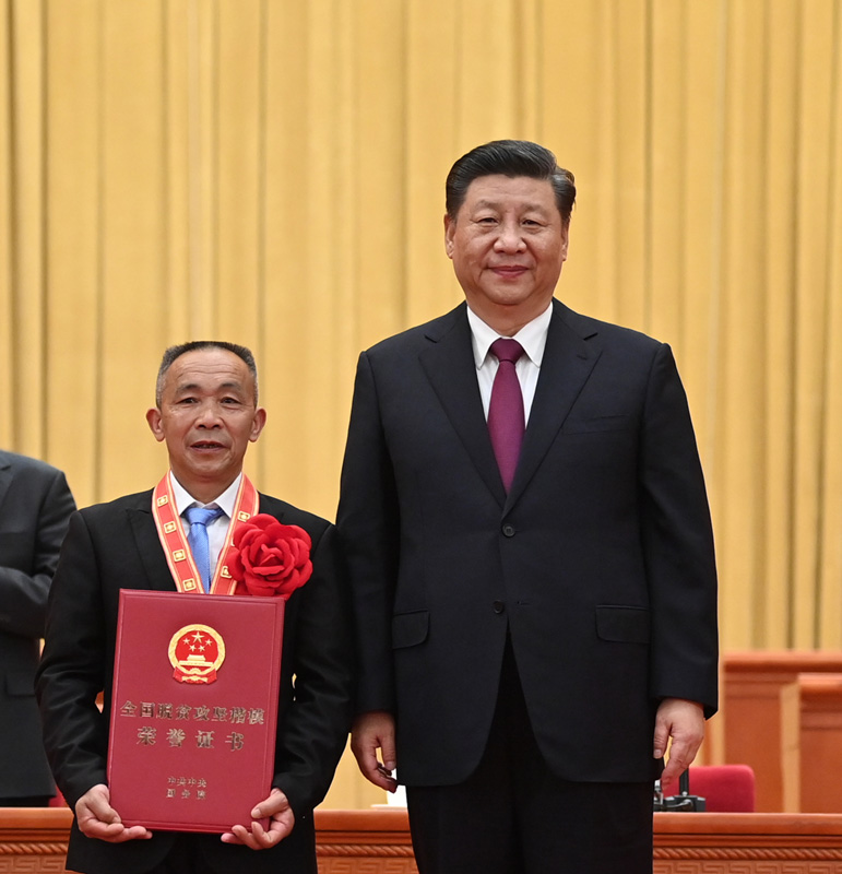 2021年2月25日，全國(guó)脫貧攻堅(jiān)總結(jié)表彰大會(huì)在北京人民大會(huì)堂隆重舉行。這是習(xí)近平為全國(guó)脫貧攻堅(jiān)楷模榮譽(yù)稱號(hào)獲得者毛相林頒獎(jiǎng)。 新華社記者 李學(xué)仁攝
