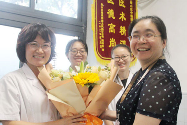 慰問臨床一線醫(yī)務(wù)人員。璧山區(qū)中醫(yī)院供圖