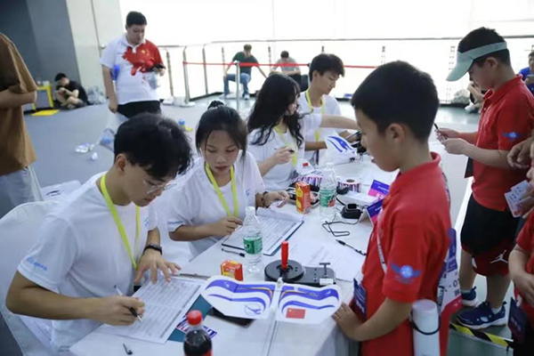 志愿者在現(xiàn)場提供咨詢服務。重慶交通職業(yè)學院供圖