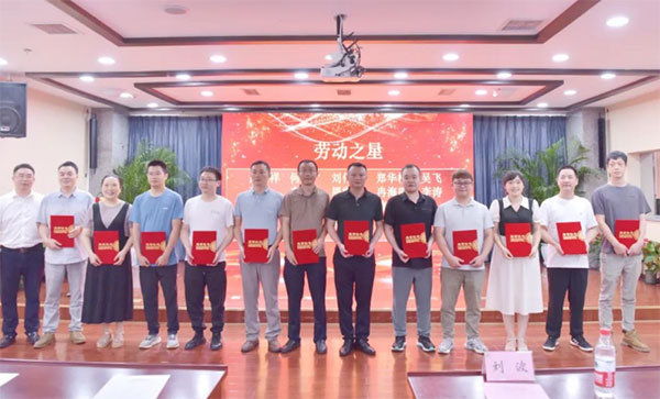 頒發(fā)榮譽證書。江津區(qū)中醫(yī)院供圖