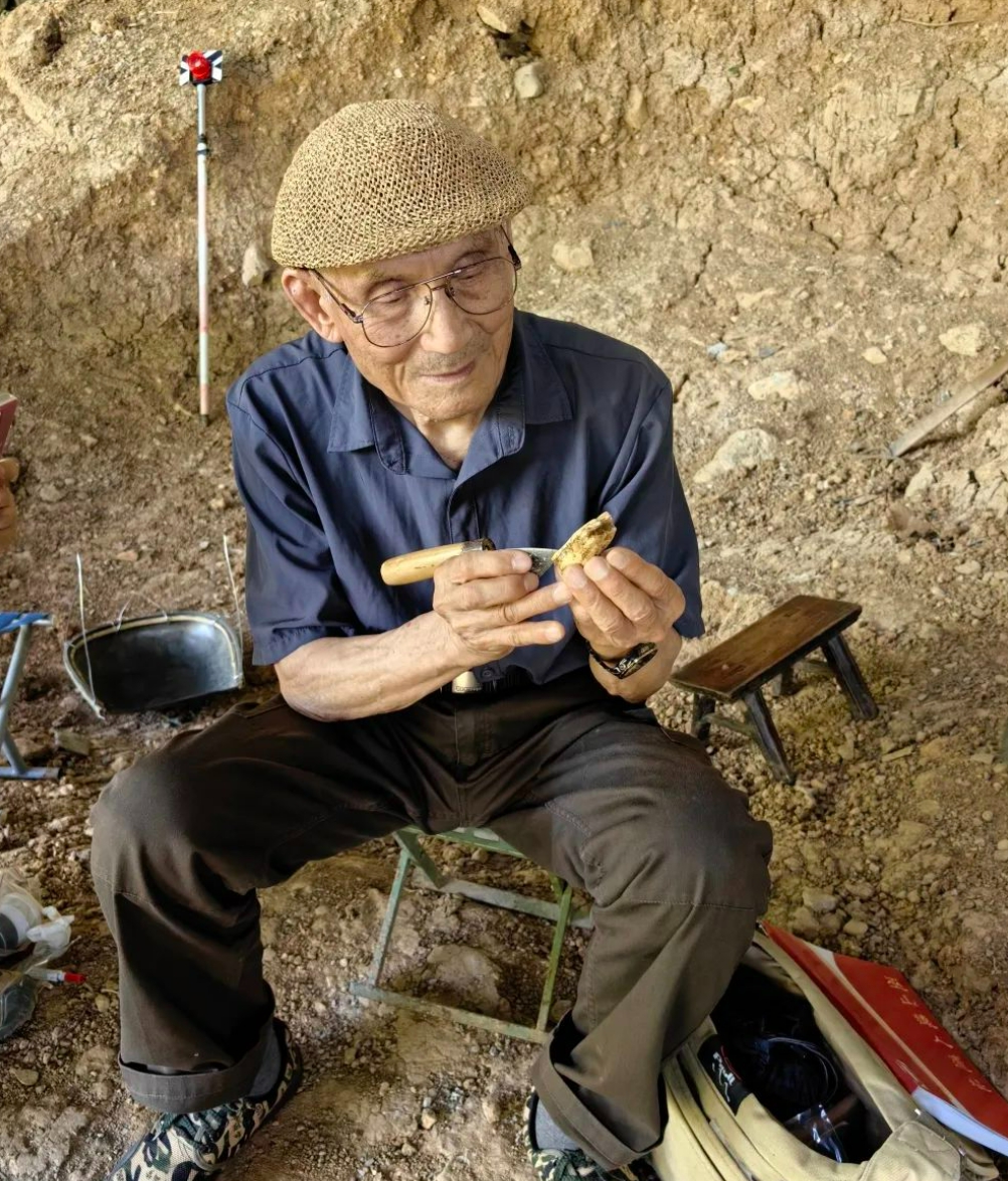 黃萬波在龍骨坡遺址發(fā)掘現(xiàn)場。重慶中國三峽博物館供圖
