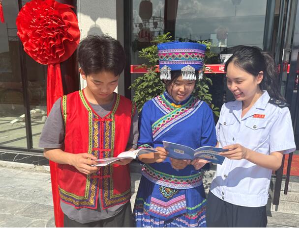 在中國長江“三峽涼都”（奉節(jié)）土家風(fēng)情旅游文化節(jié)活動現(xiàn)場，奉節(jié)縣稅務(wù)局“詩橙稅音”服務(wù)隊正為商戶講解稅費政策。李春花攝