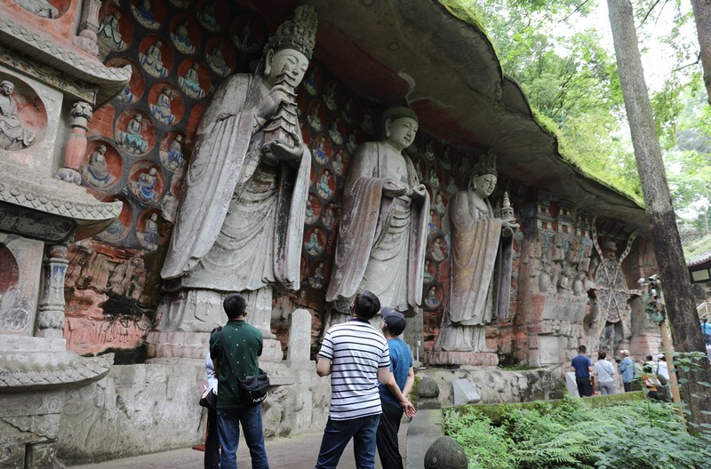 游客在大足寶頂山石刻參觀。大足區(qū)委宣傳部供圖