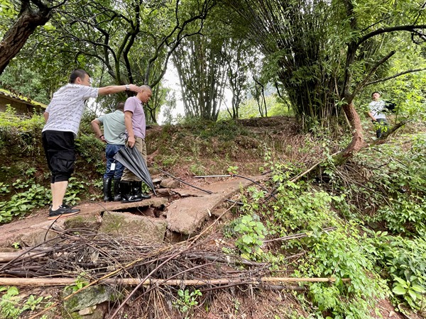 《地災應急處置》。7月19日，巴南區(qū)姜家鎮(zhèn)水源村高石元組發(fā)生險情，巴南區(qū)規(guī)劃和自然資源局綜合行政執(zhí)法支隊支隊長張朝明帶隊現(xiàn)場指導地災應急處置工作，并動員群眾應急避險搬遷撤離。何林攝