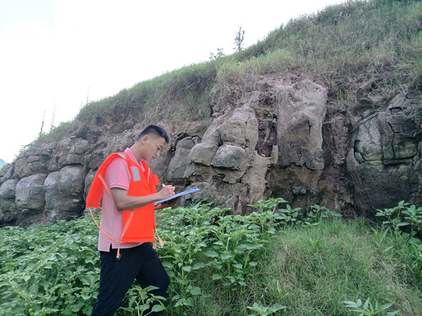 《我是地質人》。7月下旬，107地質隊駐守地質工程師在云陽縣長江支流磨刀溪兩岸開展劣化帶調查。李明亮攝。