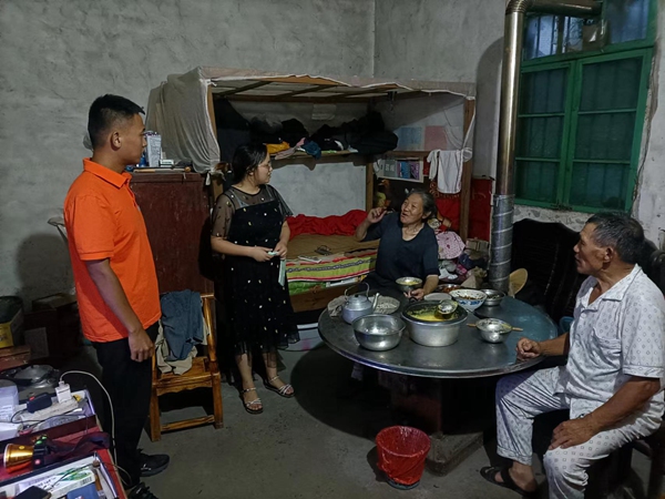 《一個都不能落下》。7月13日晚上，云陽縣暴雨前夕，107地質(zhì)隊駐守地質(zhì)工程師會同石門鄉(xiāng)政府工作人員，連夜對受滑坡隱患威脅群眾進行臨時轉移。李明亮攝