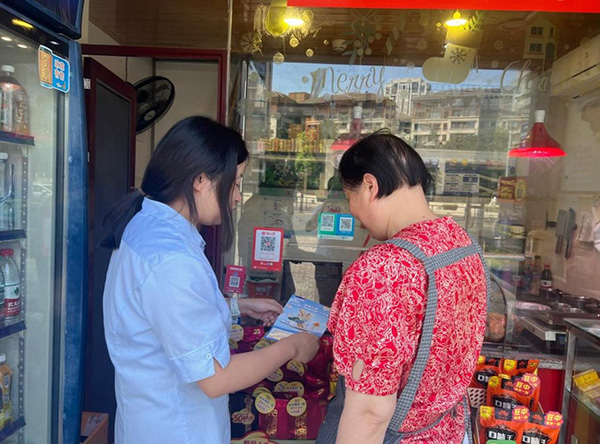 走進(jìn)商戶開(kāi)展宣傳。浦發(fā)銀行重慶分行供圖