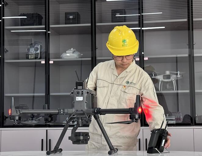 無人機(jī)飛手調(diào)試M300無人機(jī)，為參加舉辦的2023中國(guó)國(guó)際智能產(chǎn)業(yè)博覽會(huì)做參展前的準(zhǔn)備。國(guó)網(wǎng)重慶永川供電公司供圖