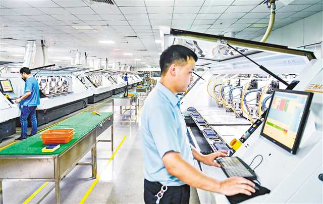 七月三十一日，榮昌高新區(qū)重慶電子電路產(chǎn)業(yè)園，工作人員正忙碌著趕制訂單。記者 齊嵐森 攝\視覺重慶