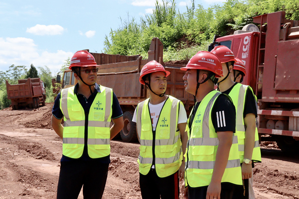 肖立國(guó)和同事在施工現(xiàn)場(chǎng)。中交一公局五公司供圖