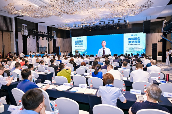 中國工程院院士倪光南在金融大模型發(fā)展論壇上做主題演講。馬上消費(fèi)供圖