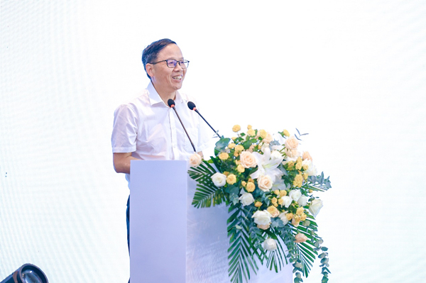 國際系統(tǒng)與控制科學(xué)院院士、重慶國家應(yīng)用數(shù)學(xué)中心主任楊新民在金融大模型發(fā)展論壇上做主題演講。馬上消費(fèi)供圖