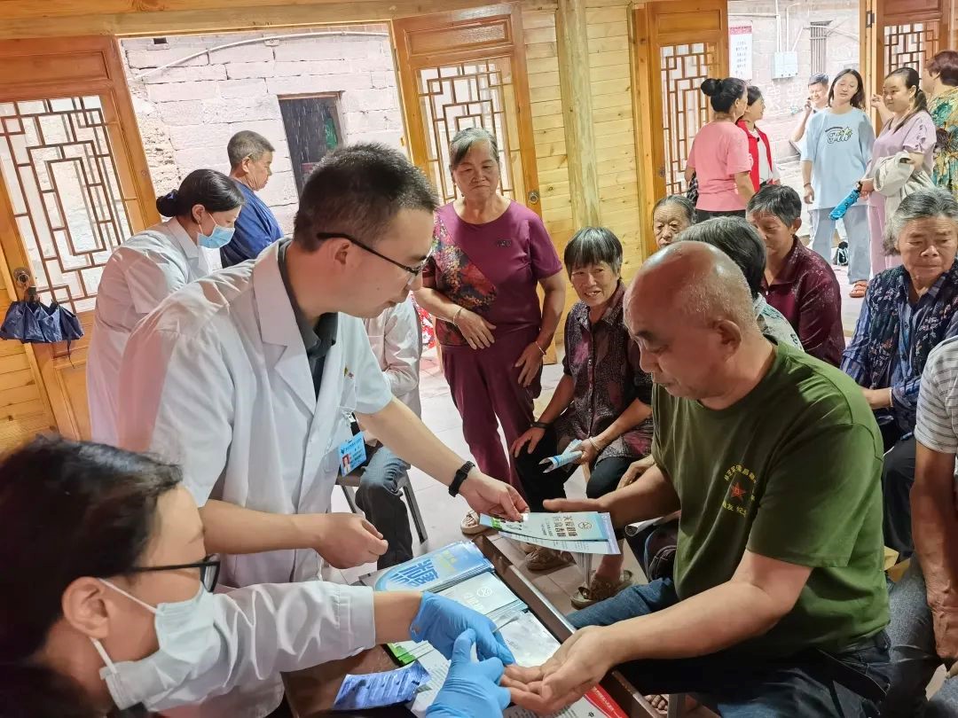 義診現(xiàn)場。榮昌區(qū)人民醫(yī)院供圖