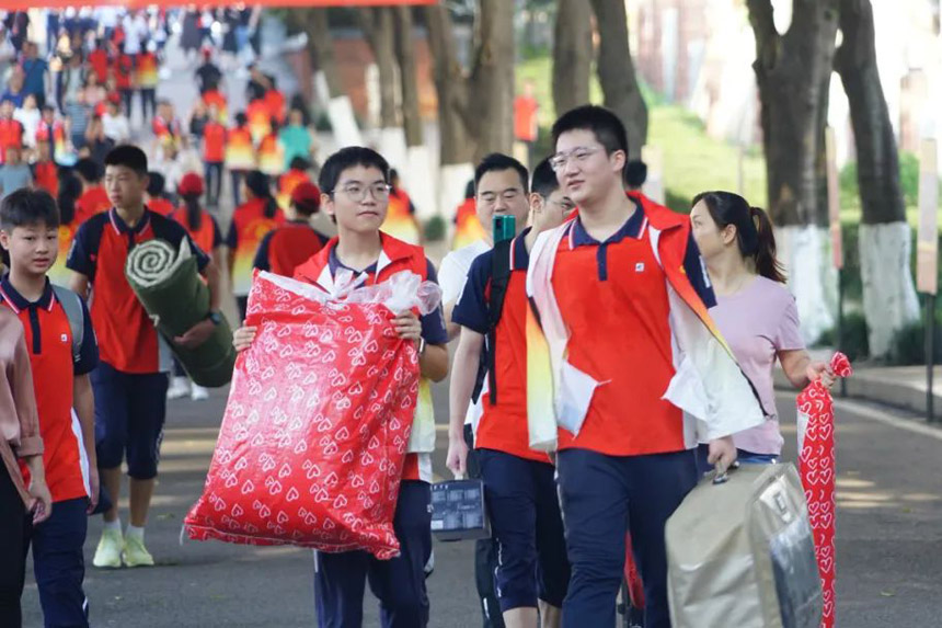 志愿者為新生搬運行李。重慶一中供圖