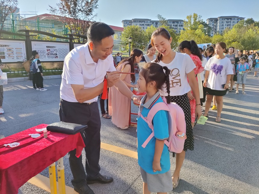 城西小學(xué)校長為同學(xué)們點朱砂、開智慧，寄予美好祝愿。