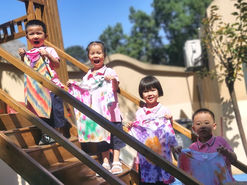 實驗幼兒園東城園區(qū)孩子們與溫婉唯美的扎染工藝邂逅，激發(fā)孩子們對非遺文化的興趣。