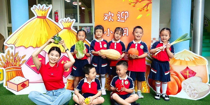 實驗幼兒園人民南路園區(qū)開展“萌娃曬秋 樂享豐收”活動，讓孩子們感受豐收的喜悅，點燃新學(xué)期的激情。