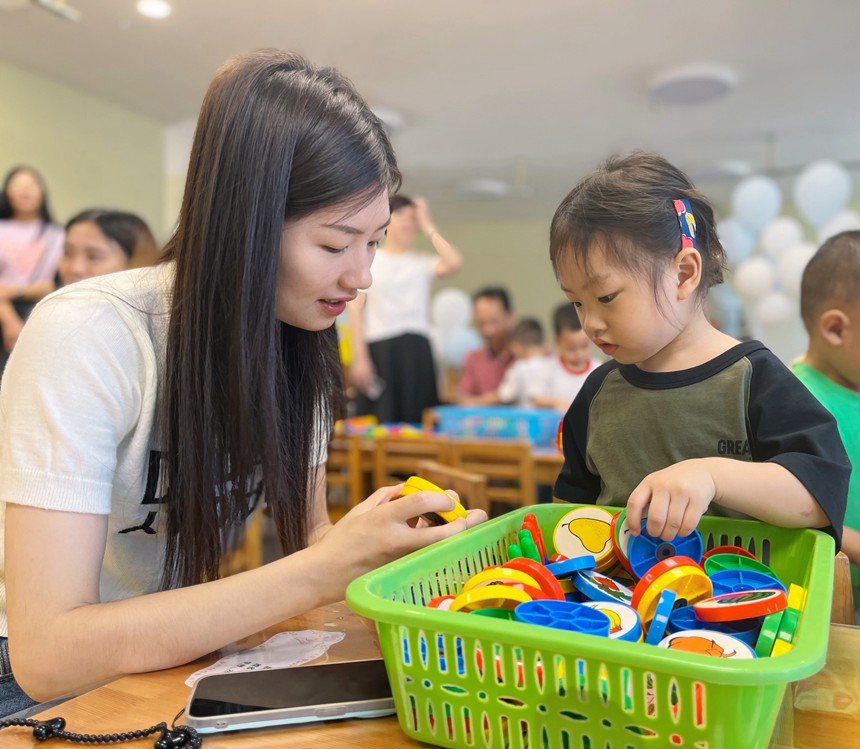 雙桂幼兒園 的小朋友和媽媽一起挑選玩具。