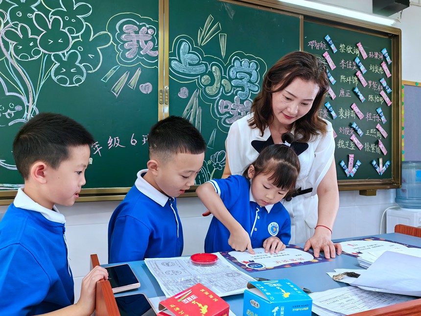 新學(xué)期，梁平區(qū)泰和小學(xué)，一年級新生簽訂入學(xué)承諾書。