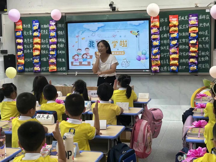 新學(xué)期伊始，梁平區(qū)桂香小學(xué)舉行“書包節(jié)”暨一年級新生家長會，開啟新學(xué)期，啟航新征程。