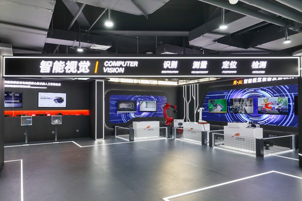 搖櫓船科技智能視覺展示中心。幸鴻宇攝