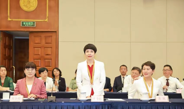 甘秀妮在第49屆南丁格爾獎(jiǎng)座談會(huì)上發(fā)言。重慶醫(yī)科大學(xué)附屬第二醫(yī)院供圖