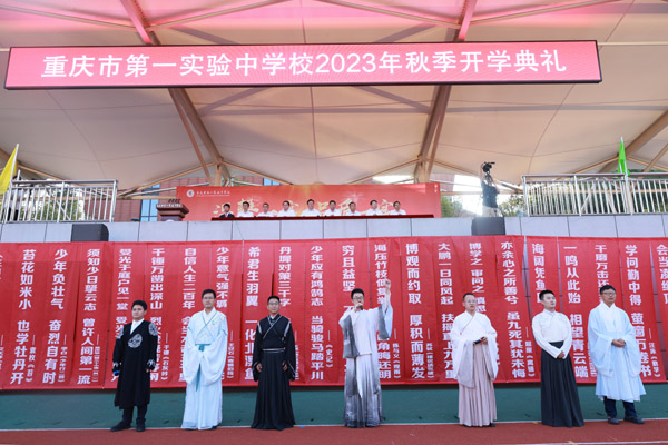 教師身著漢服帶領(lǐng)學(xué)生誦讀經(jīng)典。曾英豪攝