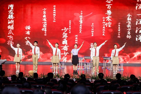 《夢(mèng)想點(diǎn)亮未來(lái)》情景劇。黃炎培中學(xué)供圖