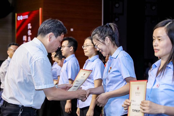 重慶八中黨委書記卿知人，重慶八中黨委副書記、校長(zhǎng)周迎春為優(yōu)秀教師頒獎(jiǎng)。黃炎培中學(xué)供圖