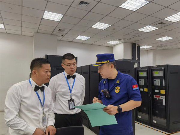 消防救援隊(duì)工作人員向來福士物業(yè)培訓(xùn)宣傳消防控制室日常管理重點(diǎn)事項(xiàng)，出現(xiàn)火情信號后的處置流程。秦雪攝