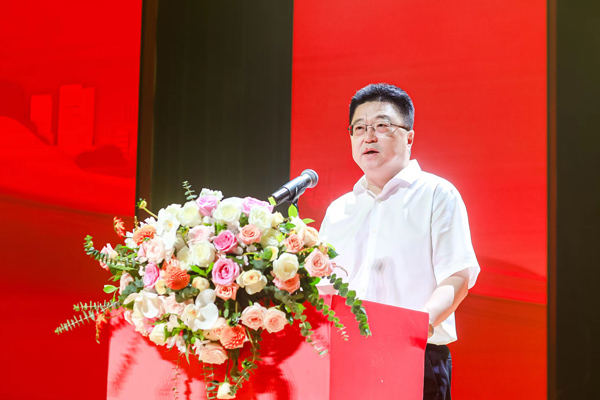 江北區(qū)委書記滕宏偉講話。江北區(qū)教委供圖
