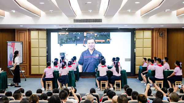劉源為學(xué)生們上了一堂趣味科創(chuàng)課，用“科創(chuàng)飛機(jī)”引導(dǎo)學(xué)生感受工匠精神，激發(fā)創(chuàng)新意識(shí)。江北區(qū)教委供圖