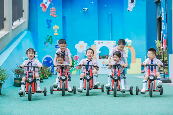 幼兒體驗戶外游戲。朝陽幼兒園供圖