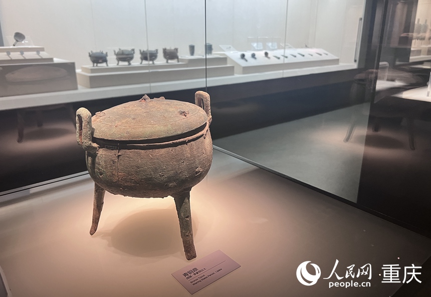 云陽博物館里展出的戰(zhàn)國時期的青銅鼎。人民網(wǎng)記者 胡虹攝