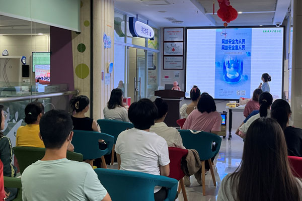 健康教育科在孕婦學(xué)校開展網(wǎng)絡(luò)安全宣傳活動(dòng)。璧山區(qū)婦幼保健院供圖