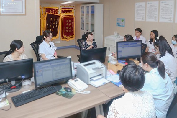 交流現(xiàn)場。重慶安琪兒婦產(chǎn)醫(yī)院供圖