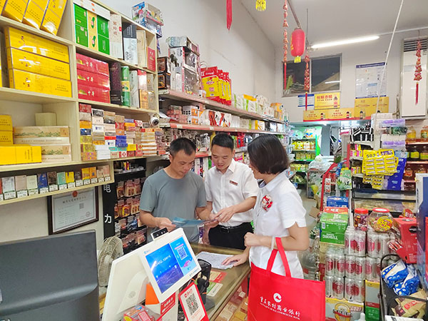 重慶農(nóng)商行工作人員為個(gè)體戶講解“云簽約”服務(wù)。重慶農(nóng)商行供圖