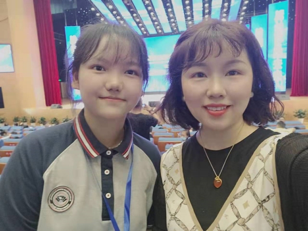 2021年鄭霞飛（右）帶隊何渝杰（左）參加第36屆重慶市青少年創(chuàng)新科技大賽。受訪者供圖