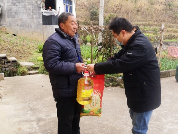 燃?xì)饧瘓F(tuán)巫溪公司駐村隊(duì)員為村里老人送去生活物資。重慶燃?xì)饧瘓F(tuán)供圖