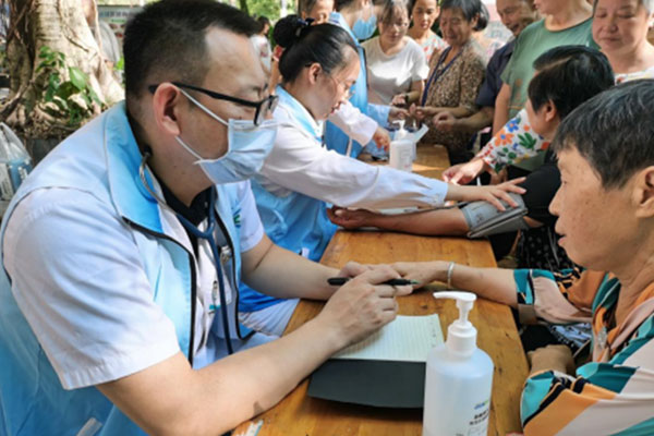 義診現(xiàn)場。重醫(yī)附屬璧山醫(yī)院供圖