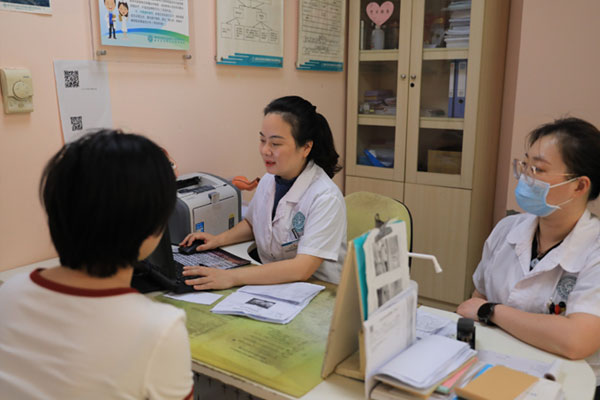 了解患者情況。田倩攝