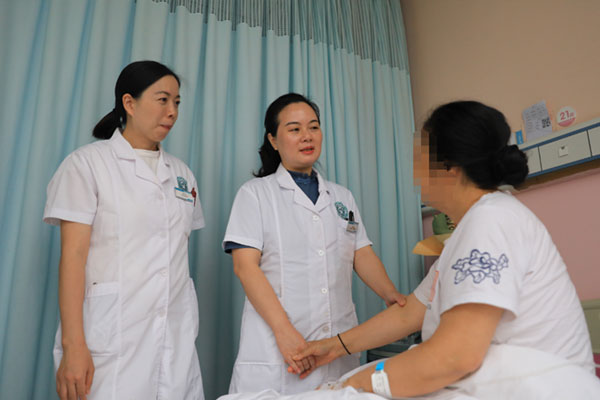 查看患者情況。蒲莉攝